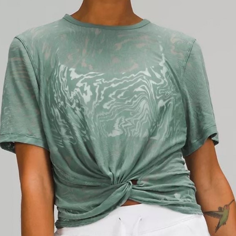 Lululemon crescent tee NWOT size 4